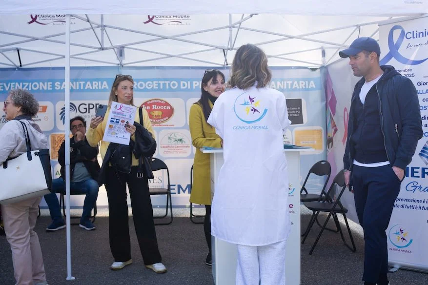 Team medico Clinica Mobile durante attività di prevenzione