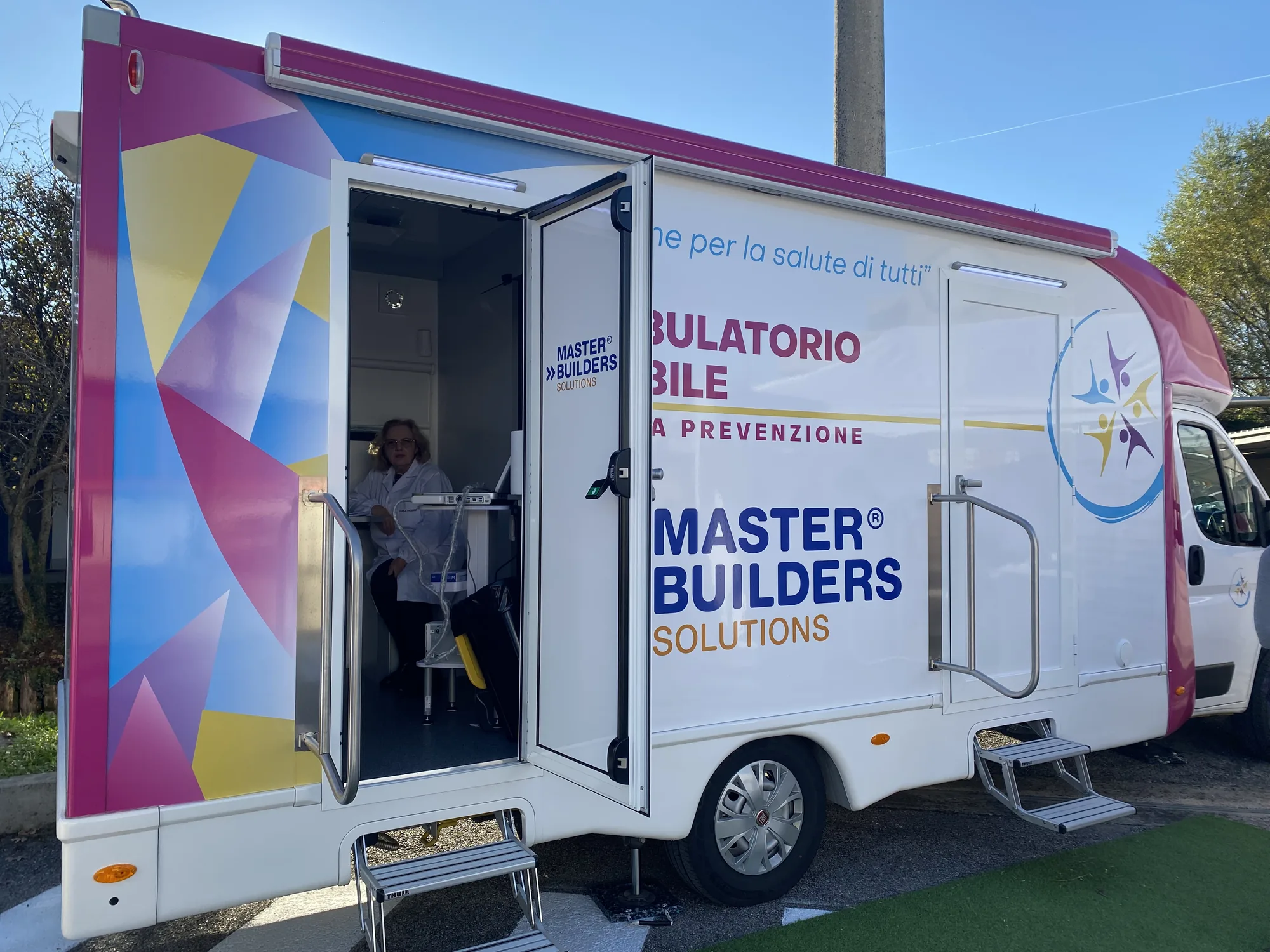 L'ambulatorio mobile della Clinica Mobile per lo screening tiroideo alla sede di Master Builders Solutions a Treviso